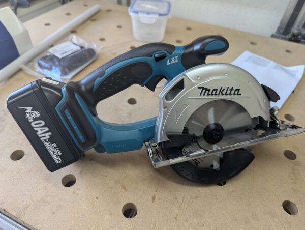 Makita Akku-Handkreissäge mit 2x 5.0 AH Akkus – Bild 3